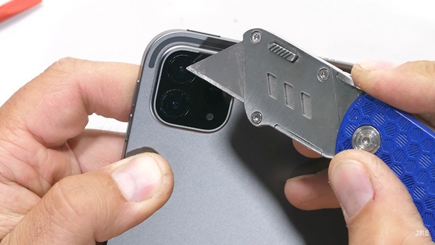 Camera cũng rất dễ bị cào xước