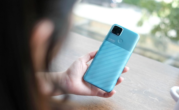 Mặt lưng được thiết kế dạng sọc chéo