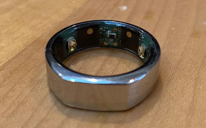 Được cấu tạo với 4 cảm biến và thiết bị đo hồng ngoại, gia tốc 3D, con quay hồi chuyển và cảm biến nhiệt độ cơ thể, cùng pin và chip điều khiển