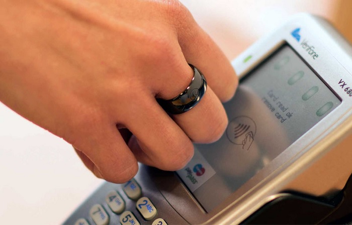 Có thể sử dụng để mở khóa cửa, các thiết bị điện thoại, máy tính, khả năng truyền thông tin và thanh toán mà không cần thẻ tín dụng