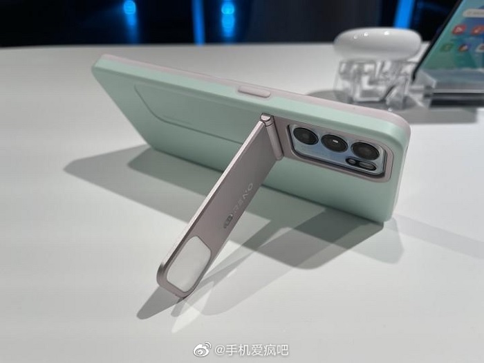 Chân đế kickstand giúp cố định Reno6 trên mặt phẳng