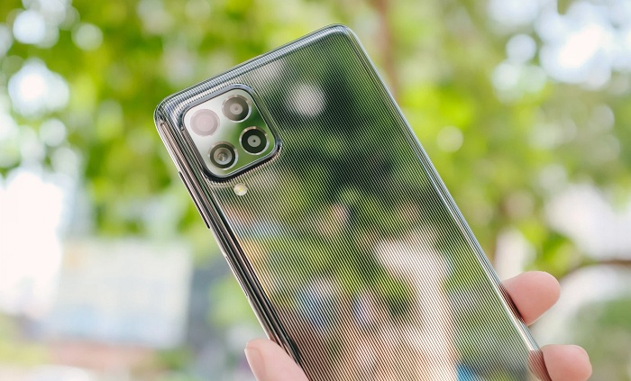 Mặt lưng của máy được làm bằng nhựa