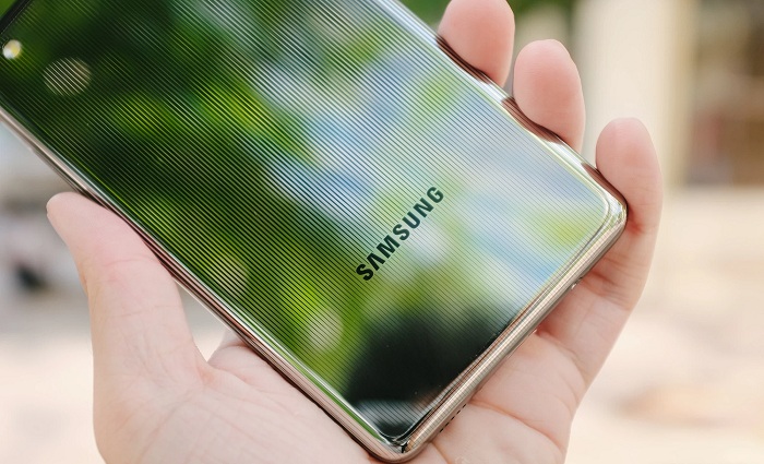 Logo Samsung được in ở mặt lưng