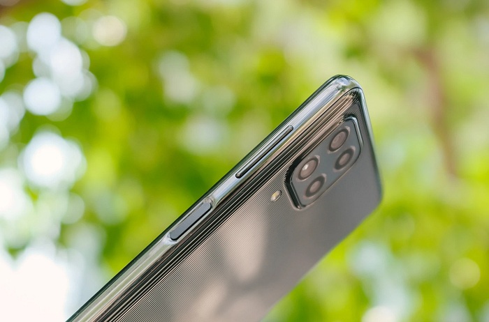 Bộ khung viền cũng được làm bằng nhựa