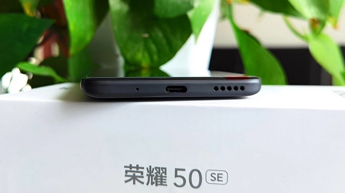 Cạnh đáy là nơi đặt loa ngoài, micro và cổng sạc USB-C