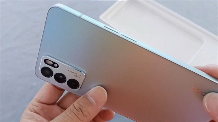 Thiết kế khá bắt mắt với phần khung máy được hoàn thiện vuông vức tương tự như iPhone 12