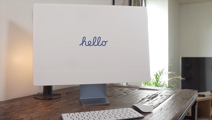 Màn hình iMac M1 2021 được bọc bảo vệ in chữ “Hello”