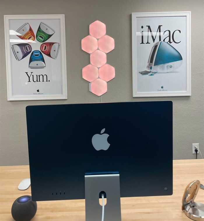 Logo được đặt giữa mặt sau của máy