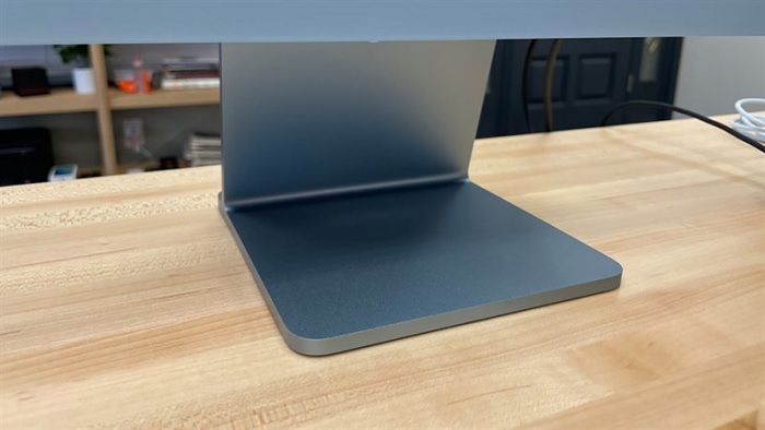 Chân đế iMac M1 2021 được làm từ kim loại rất chắc chắn