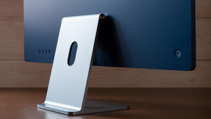 Thiết kế chân đế tương tự các phiên bản iMac trước đó. Phần bản lề được thiết kế mới nhưng lại chỉ điều chỉnh được góc nghiêng