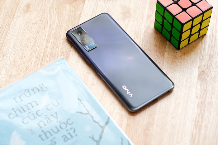 Mặt lưng Vivo Y53s sáng bóng