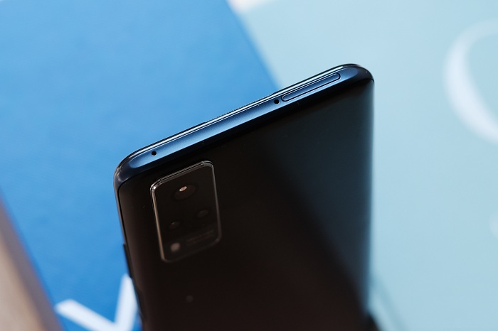 Đỉnh máy bố trí khay SIM và mic phụ