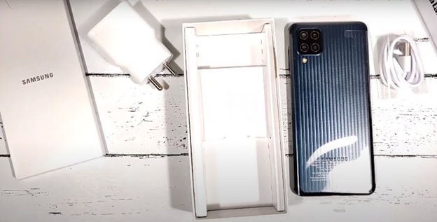 Các phụ kiện đi kèm theo Galaxy M32