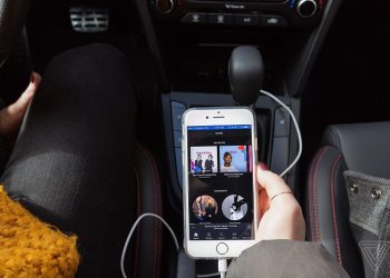 Bạn có thể kiểm tra xem chiếc xe hơi của mình có thuộc hơn 600 mẫu xe hỗ trợ Apple CarPlay không trên trang web của Apple