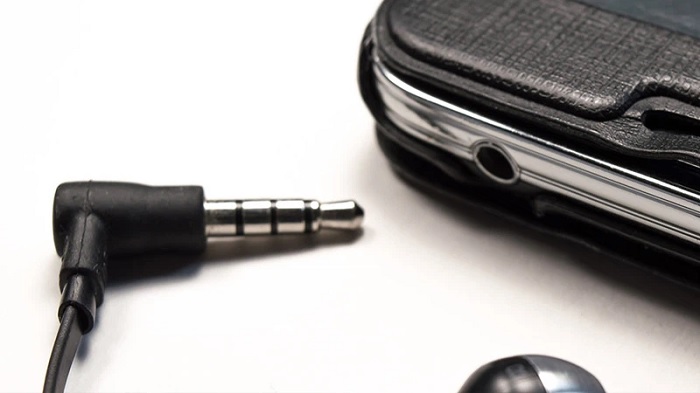 Vệ sinh jack cắm cho tai nghe sạch sẽ