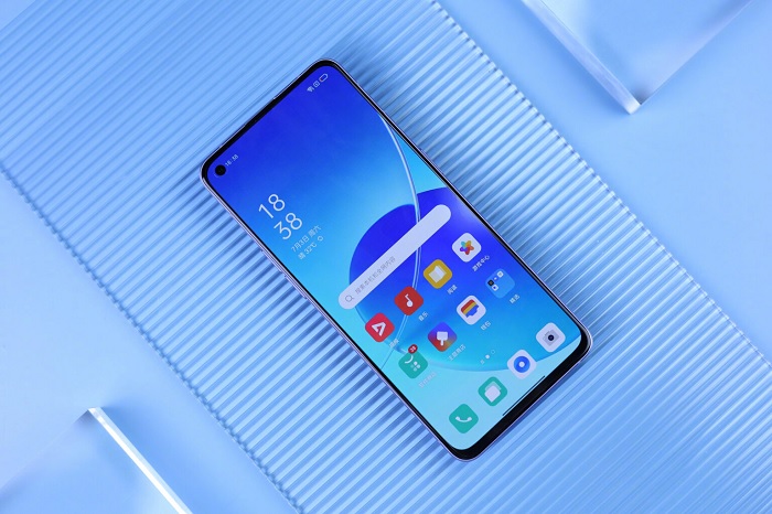 Mặt trước của máy được trang bị màn hình rộng 6.4 inch