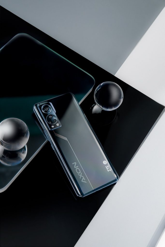 Mặt sau của Axon 30 5G
