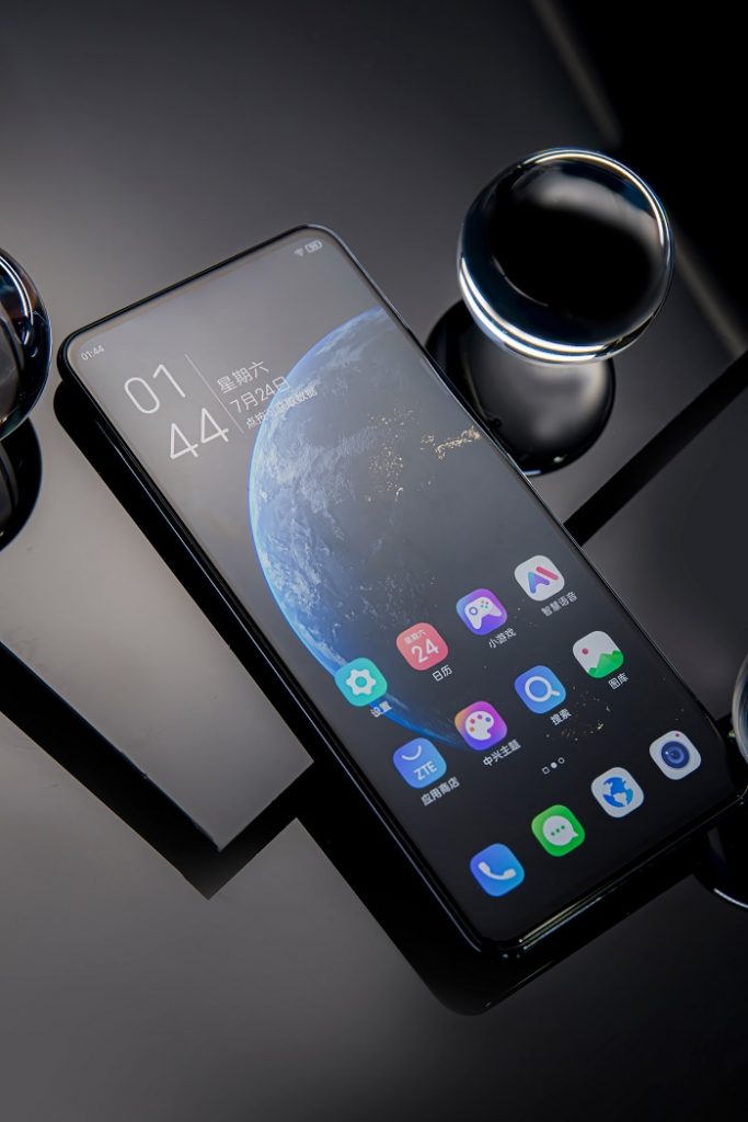 Mặt trước của ZTE Axon 30 5G