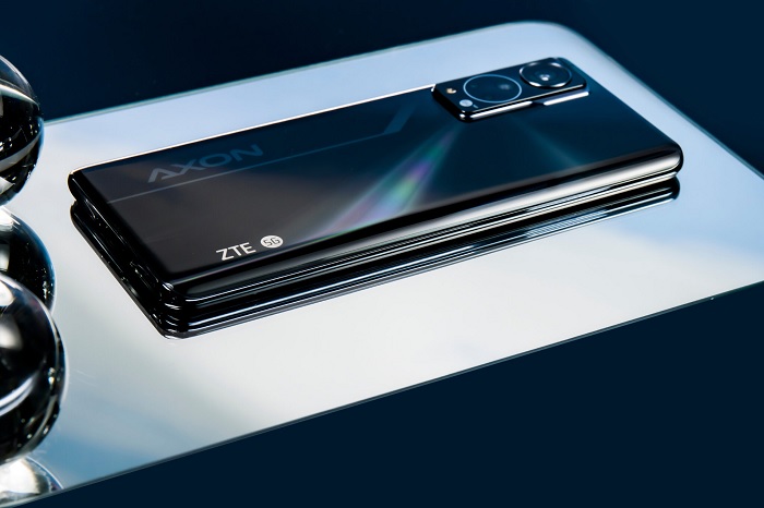Các cạnh của ZTE Axon 30 5G bo cong mềm mại