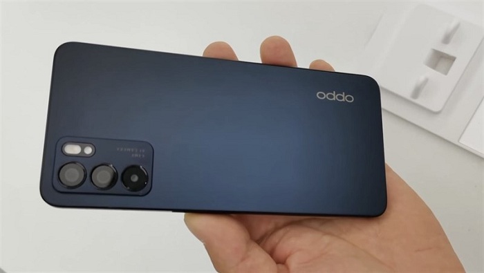 Mặt lưng được áp dụng công nghệ Reno Glow Star Diamond 2.0