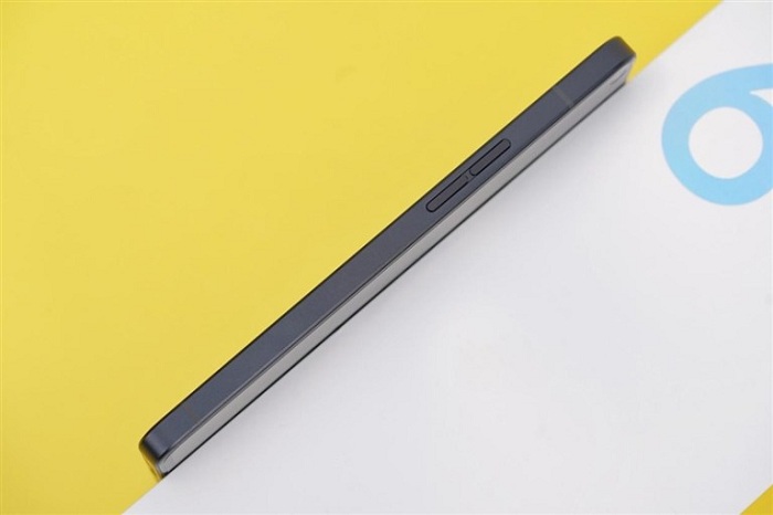 Cạnh trái của Reno6