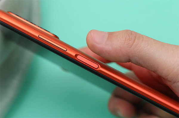 Redmi 9T sở hữu thiết kế hiện đại với mặt lưng nhựa được tạo hiệu ứng tỏa sáng tuyệt đẹp