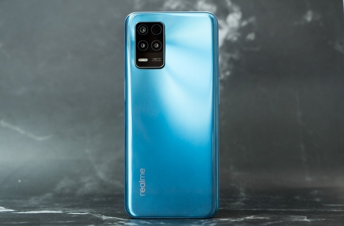 Mặt lưng Realme 8 5G sử dụng hiệu ứng chuyển màu trẻ trung