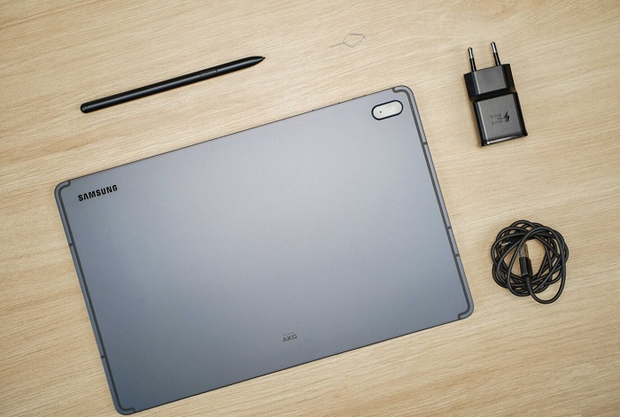 Samsung Galaxy Tab S7 FE cùng các phụ kiện đi kèm