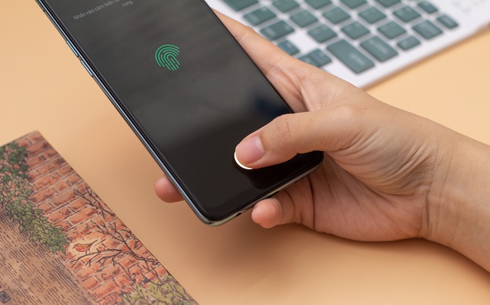 Cảm biến vân tay được tích hợp ở dưới màn hình