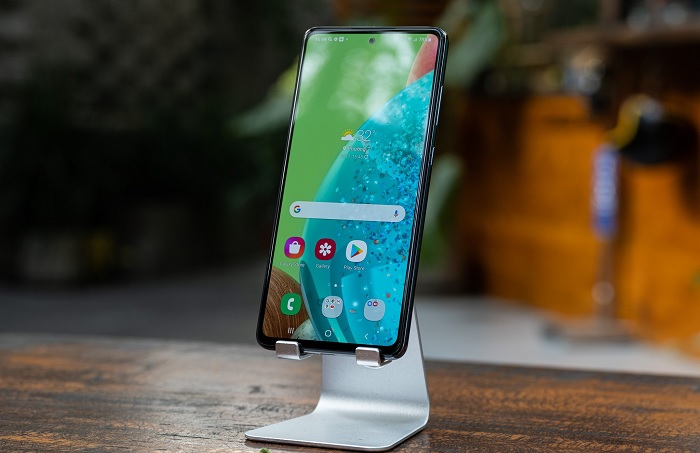 Galaxy A72 được trang bị viên pin vượt trội hơn iPhone Xs Max, cho thời gian sạc đầy pin với thời gian nhanh hơn