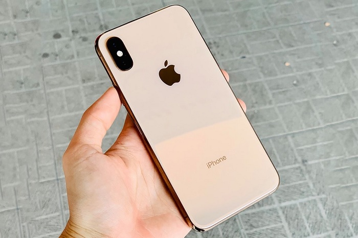 Mặt lưng của Galaxy A72 được làm nhám mờ trong khi iPhone Xs Max trông khá bóng bẩy