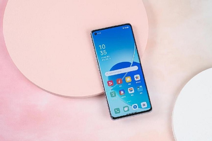 OPPO Reno6 Pro 5G có phần đẹp mắt hơn với thiết kế khá bóng bẩy