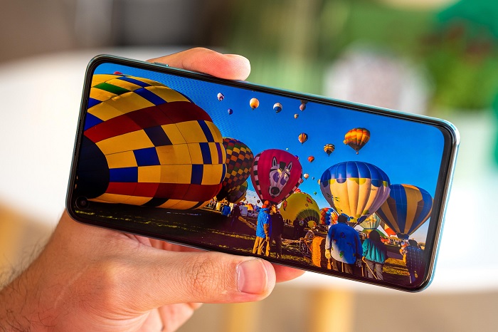 OnePlus Nord 2 5G sở hữu cảm biến vân tay dưới màn hình, còn POCO X3 GT được tích hợp vào nút nguồn