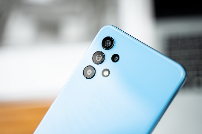 Galaxy A22 sở hữu cụm camera hình vuông, trong khi Galaxy A32 là thiết kế camera hình chữ nhật