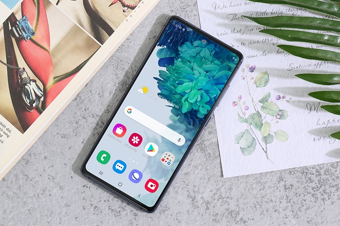 Galaxy S20 FE sở hữu thiết kế giọt nước tinh tế, còn iPhone 11 vẫn sử dụng notch tai thỏ truyền thống