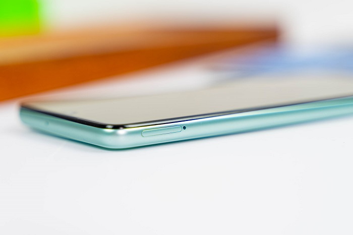 Cạnh trái được bố trí khay cắm thẻ SIM kiêm thẻ nhớ