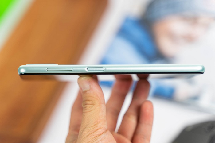 Cạnh phải được bố trí phím tăng giảm âm lượng và nút nguồn kiêm cảm biến vân tay