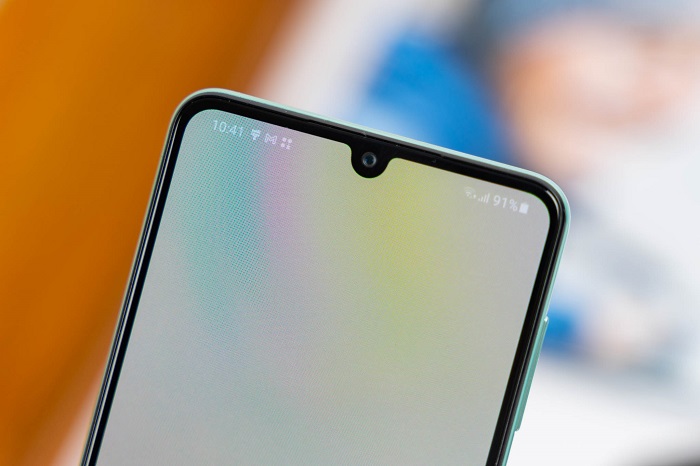 Camera selfie 13MP được đặt trong phần notch hình chữ U, tích hợp công nghệ AI cho chất lượng hình ảnh sắc nét