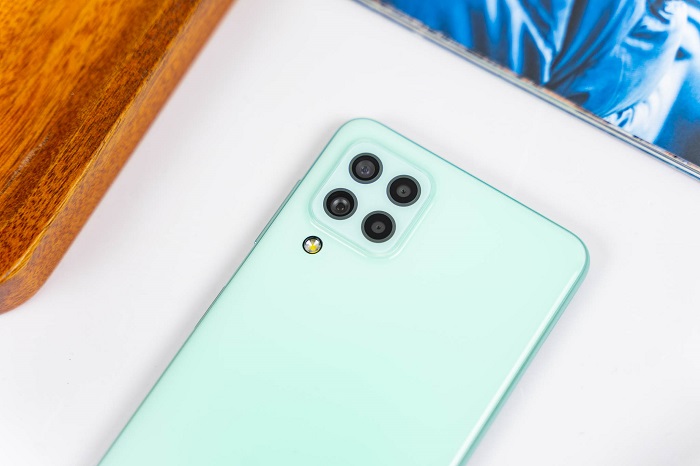 Mặt lưng của Galaxy A22 4G đem lại cảm giác cầm rất chắc chắn, ít bám mồ hôi và vân tay nhờ được làm nhám