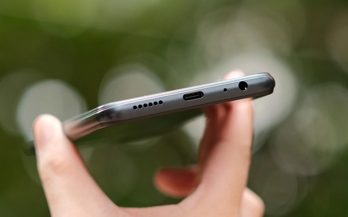Cạnh đáy gồm: loa ngoài, cổng USB-C micro, jack tai nghe 3.5mm
