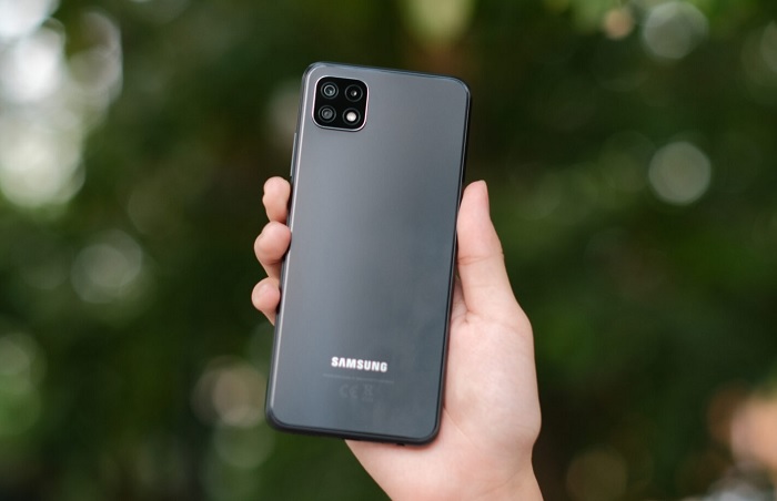 Mặt sau của Galaxy A22 5G sử dụng thiết kế nhám mờ giúp hạn chế bám vân tay và mồ hôi