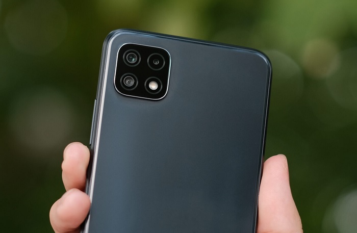 Cụm camera nổi bật trên mặt lưng và không có cảm biến vân tay