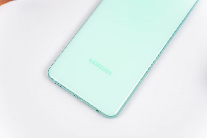 Mọi góc cạnh đều được gia công tỉ mỉ đem đến độ hoàn thiện cao cho Galaxy A22 4G