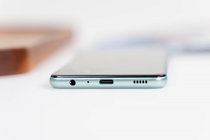 Cạnh đáy được bố trí jack tai nghe 3.5mm, mic thoại, cổng USB Type-C và loa ngoài