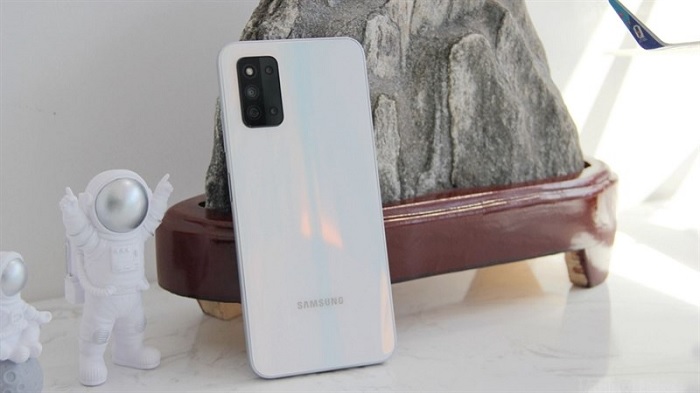 Sở hữu một thiết kết pha trộn giữa nét hiện đại và kinh điển của Samsung, không hề khoa trương mà toát lên sự lôi cuốn thu hút