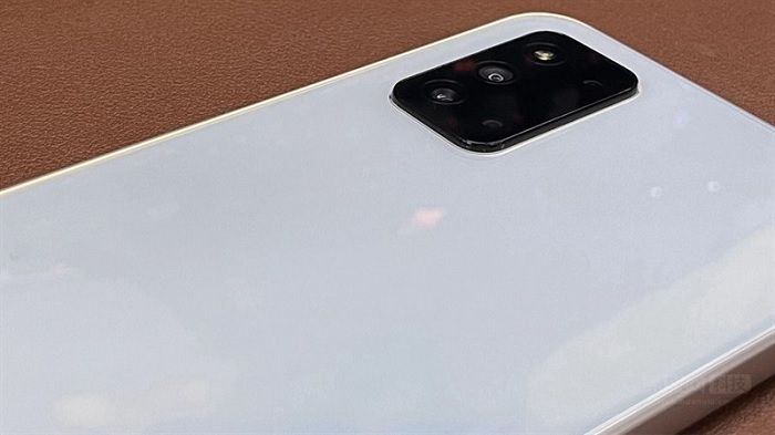 Cụm camera hình chữ nhật được bố trí gọn gàng, với các ống kính lồi lên vừa đủ