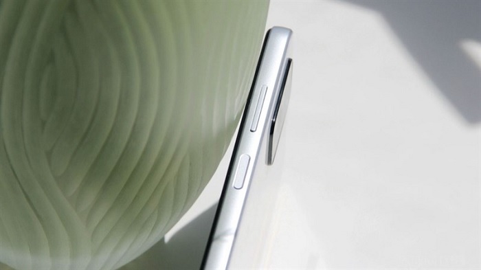 Các góc máy được bo tròn nhẹ nhàng, cùng độ dày khá mỏng chỉ 8.7 mm