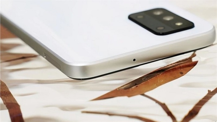 Cạnh trên là mic khử tạp âm khi đàm thoại