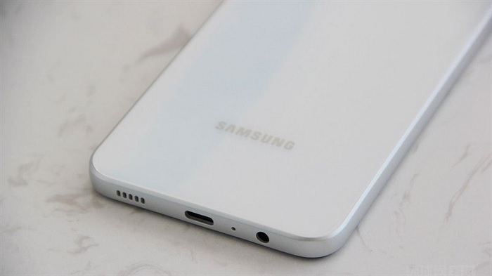 Cạnh đáy là vị trí của loa ngoài, jack tai nghe 3.5mm, cổng USB Type-C và mic phụ