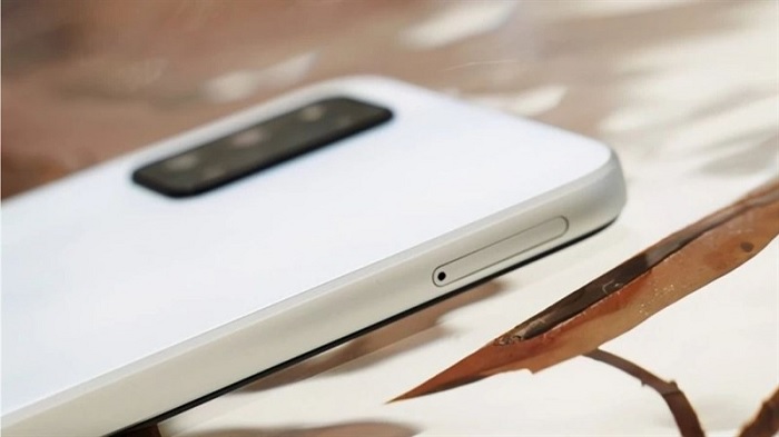 Cạnh trái là khe cắm SIM